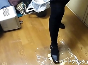 ã€fetishã€‘Japanese girl food crush with Knee high socks tie in shoes.