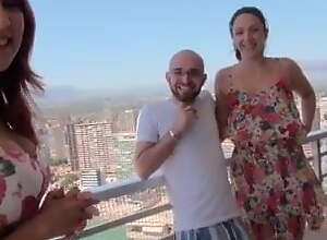 Balcony lose one's heart to in Benidorm between two amateur couples