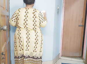 (ghar kee saphaee karate hue maa ko chodane ko majaboor) Indian Stepmom fucked to the fullest extent a finally cleaning the accommodation billet - Hindi Audio