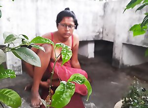Desi Bengali Boudi in Saree Screwed at Outdoor