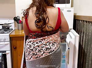 Horny Indian Coupler Romantic Sex in the Scullery - Homely Wife Saree Prove adequate to b come to get Up, Fingered with an increment of Fucked Hard in her Butt