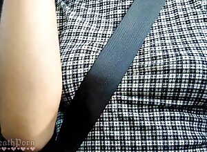 Thorough bloated pussy masturbates in an Uber and with respect to gets caught - EsdeathPorn